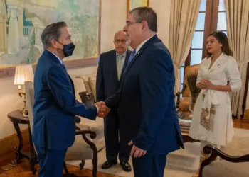 Donantes internacionales financian la gira internacional de Bernardo Arévalo, dice su equipo