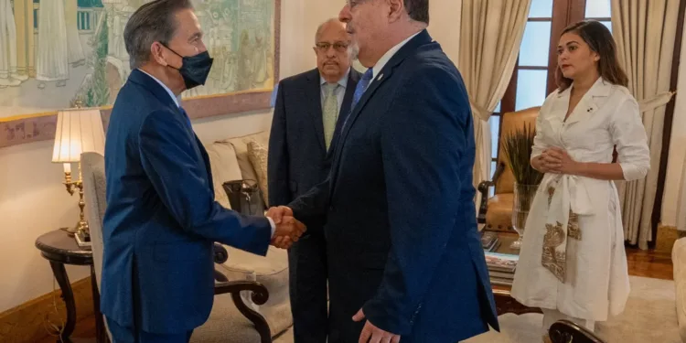 Donantes internacionales financian la gira internacional de Bernardo Arévalo, dice su equipo