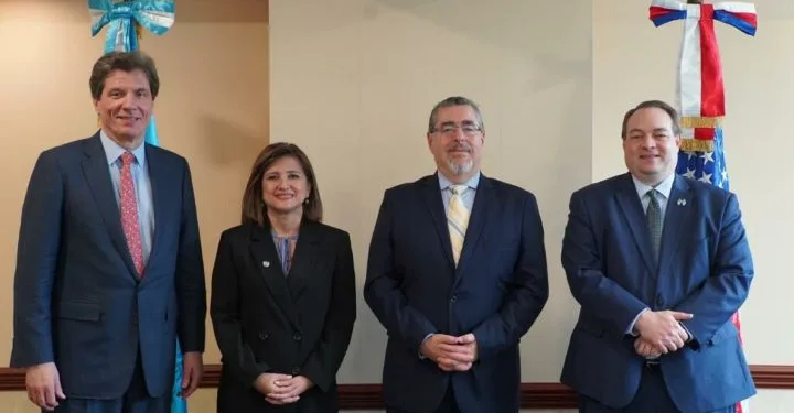 Bernardo Arévalo recibe espaldarazo del subsecretario de EEUU para el Crecimiento Económico