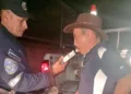 Conductor salvadoreño ebrio choca en Navidad… ¡y contra un auto de la policía!