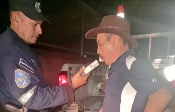 Conductor salvadoreño ebrio choca en Navidad… ¡y contra un auto de la policía!