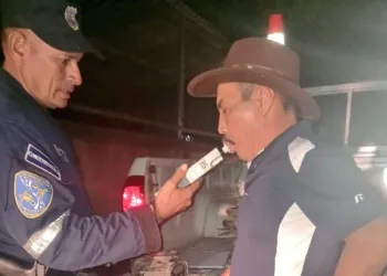 Conductor salvadoreño ebrio choca en Navidad… ¡y contra un auto de la policía!