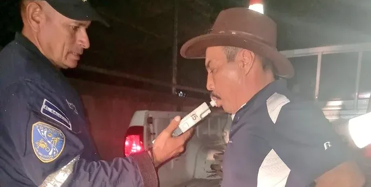 Conductor salvadoreño ebrio choca en Navidad… ¡y contra un auto de la policía!
