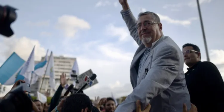 Presidente electo llama a guatemaltecos a sumarse a una marcha para defender la democracia