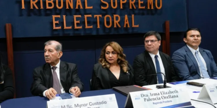 Magistrados electorales guatemaltecos desaforados denuncian persecución política en su contra
