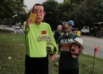 Hondureños todavía odian al árbitro salvadoreño y lo quemarán como monigote en fin de año