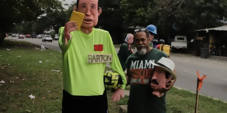 Hondureños todavía odian al árbitro salvadoreño y lo quemarán como monigote en fin de año