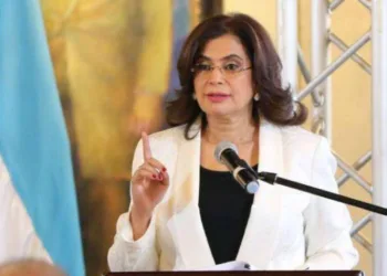 Ministra de Finanzas de Honduras arremete contra embajadora de EEUU