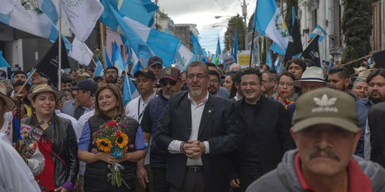 Miles de guatemaltecos se suman a Arévalo en la marcha por la democracia