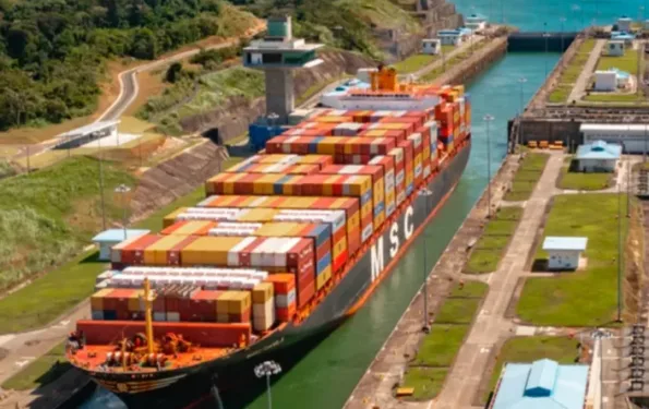 Ni viajando por Egipto, los regalos navideños llegarán a tiempo por sequía en Canal de Panamá