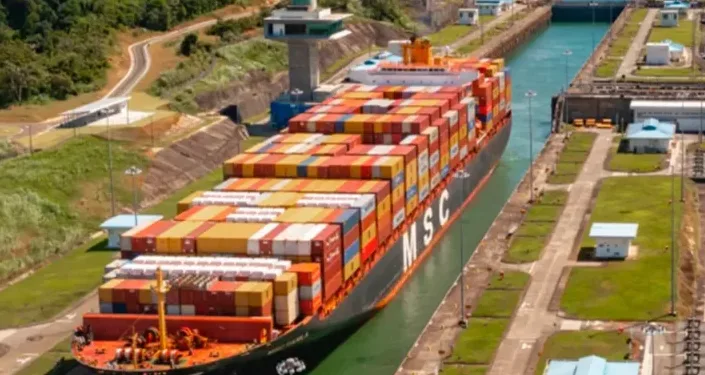 Ni viajando por Egipto, los regalos navideños llegarán a tiempo por sequía en Canal de Panamá