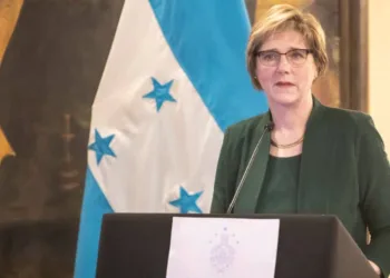 Embajadora de EEUU dice que la relación con canciller de Honduras “está bien”
