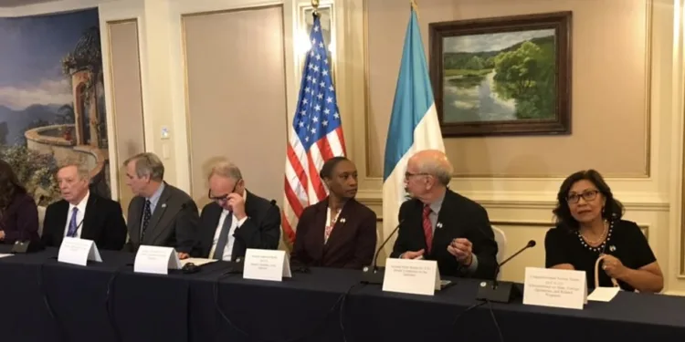 Múltiples apoyos para Bernardo Arévalo y rechazos para Ministerio Público de Guatemala