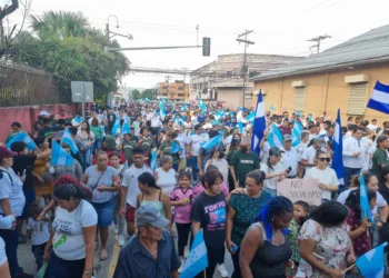 Oposición realiza multitudinaria marcha en San Pedro Sula contra la presidenta hondureña