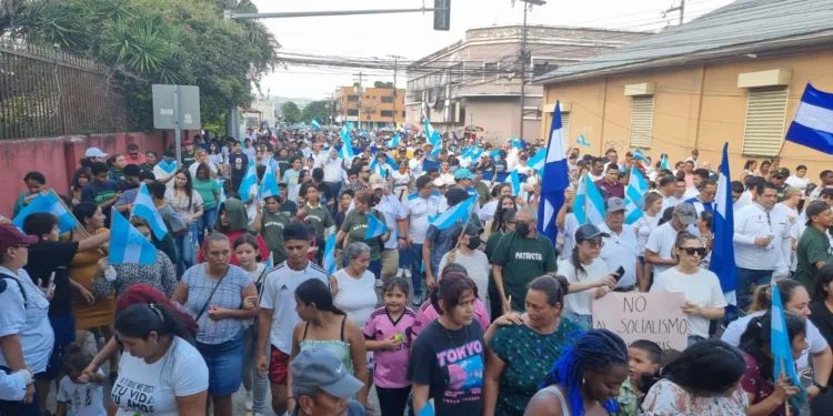 Oposición realiza multitudinaria marcha en San Pedro Sula contra la presidenta hondureña