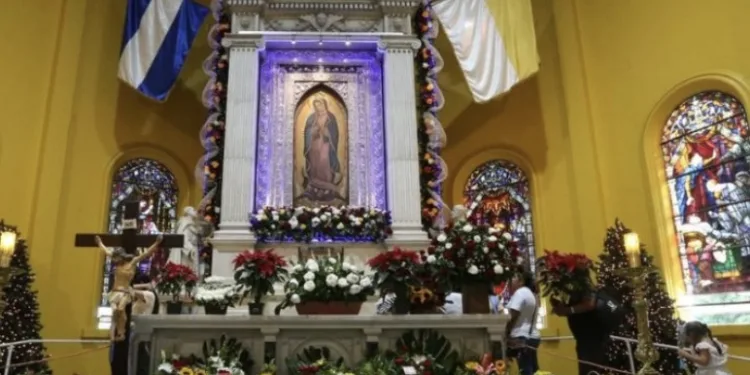 Millares de salvadoreños adoran a la Virgen de Guadalupe en su día