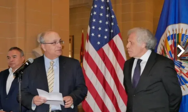 Embajador de EEUU en la OEA dice que buscan defender la democracia en Guatemala