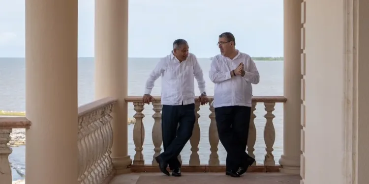 Bernardo Arévalo se reúne con el primer ministro de Belice