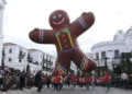 Guatemaltecos se deleitan con desfile navideño de globos gigantes.