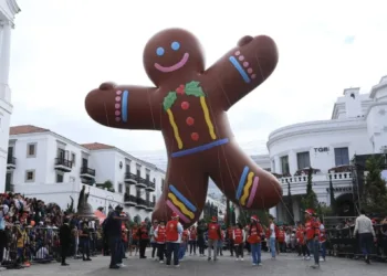 Guatemaltecos se deleitan con desfile navideño de globos gigantes.