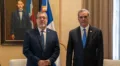 Bernardo Arévalo, presidente electo de Guatemala, junto a Luis Abinadr, mandatario de República Dominicana.
