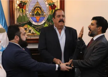 Johel Zelaya (derecha) jura el 31 de octubre ante Luis Redondo (izquierda), presidente del Congreso, y Carlos Zelaya como fiscal interino impuesto.