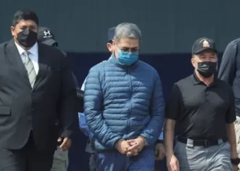 Esposa de expresidente hondureño preso en EEUU denuncia que “batallan” en condiciones injustas