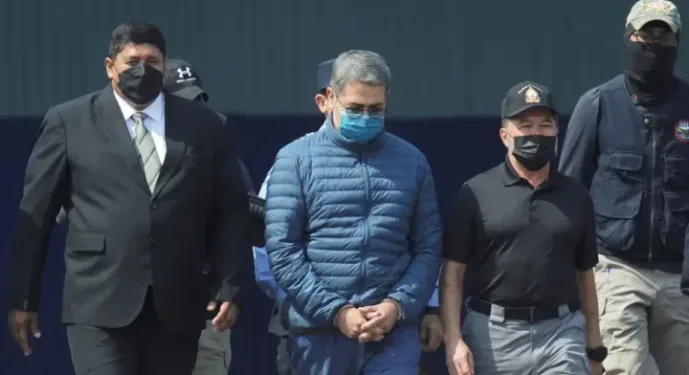 Esposa de expresidente hondureño preso en EEUU denuncia que “batallan” en condiciones injustas