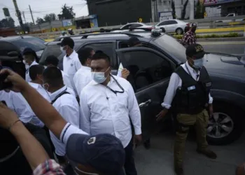 Presidente de Guatemala ordena que funcionarios tengan guardaespaldas del Estado cuando dejen sus cargos