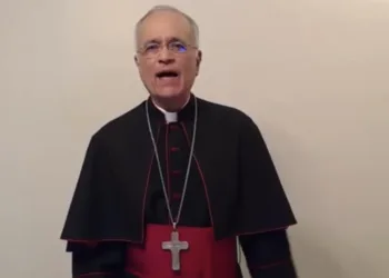 Obispo exiliado dice que dictadores de Nicaragua tienen la mente retorcida