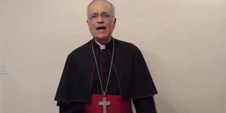 Obispo exiliado dice que dictadores de Nicaragua tienen la mente retorcida