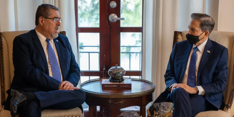 Presidente de Panamá recibe y apoya a Bernardo Arévalo