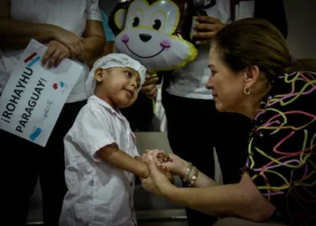 Niño salvadoreño recibe en Paraguay exitoso trasplante de médula