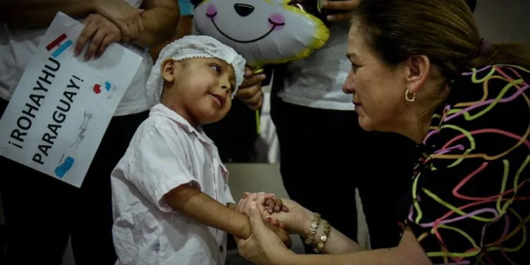 Niño salvadoreño recibe en Paraguay exitoso trasplante de médula