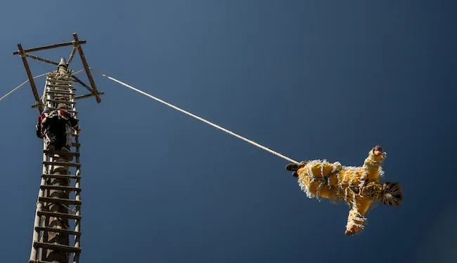 Indígenas guatemaltecos celebran la danza ancestral del Palo Volador