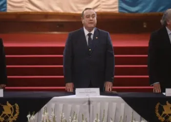 Giammattei dice que proceso de transición presidencial en Guatemala ha sido “ordenado”