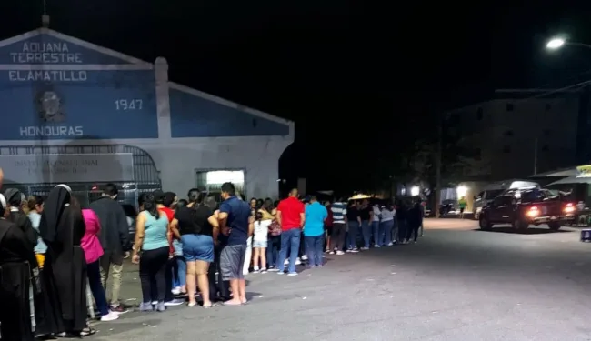 Retrasos en paso de turistas y transporte de carga en fronteras de Costa Rica y Honduras