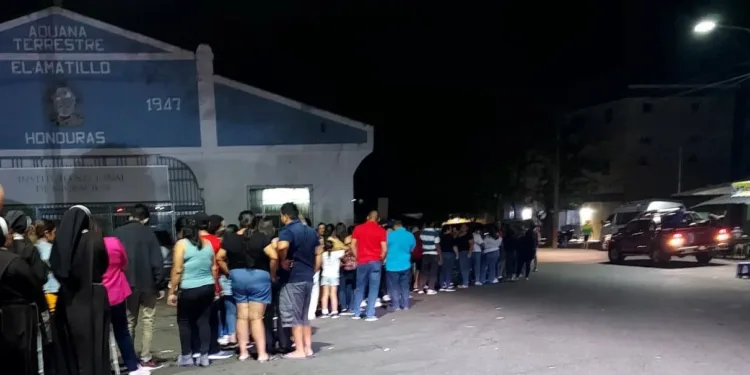 Retrasos en paso de turistas y transporte de carga en fronteras de Costa Rica y Honduras