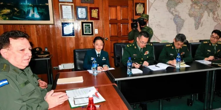 Militares de Nicaragua estrechan lazos con ejército comunista chino