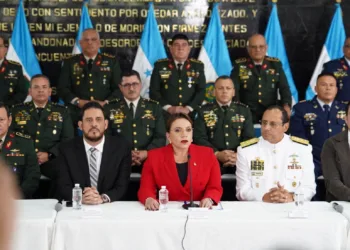Presidenta de Honduras oficializa a la nueva cúpula militar