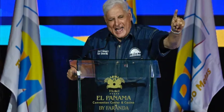 Martinelli encabeza preferencias presidenciales en Panamá a pesar de su condena por lavado, dice encuesta