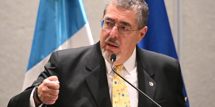 Bernardo Arévalo supera boicot y asume la presidencia de Guatemala retando a los corruptos