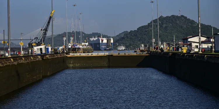 El Canal de Panamá perderá $700 millones por crisis hídrica en 2024