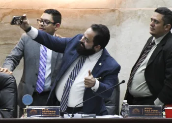 Denuncian al presidente del Congreso de Honduras por no pagar manutención de una hija