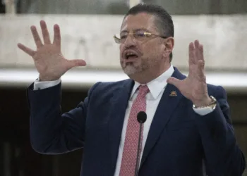 Presidente de Costa Rica desafía como en duelo público a contralora