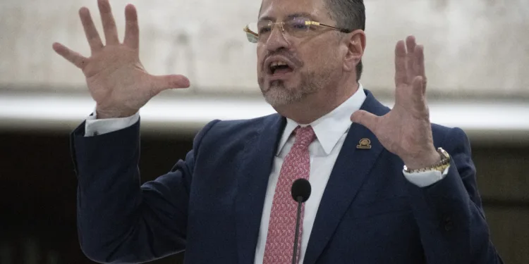 Presidente de Costa Rica desafía como en duelo público a contralora