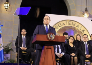 Giammattei entrega al Congreso de Guatemala las insignias de mando presidencial