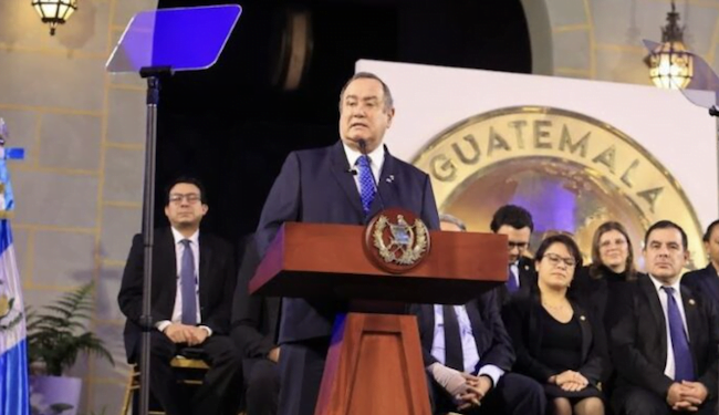 Giammattei entrega al Congreso de Guatemala las insignias de mando presidencial