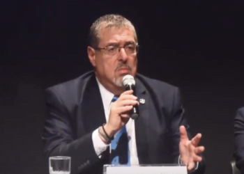 Arévalo promete libertad de expresión y respeto al periodismo