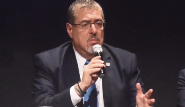 Arévalo promete libertad de expresión y respeto al periodismo